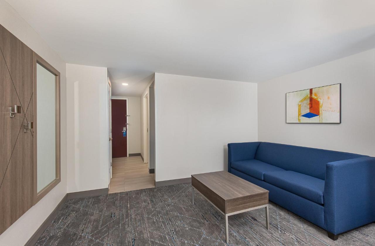 Holiday Inn Express & Suites Columbus At Northlake By Ihg Exteriér fotografie