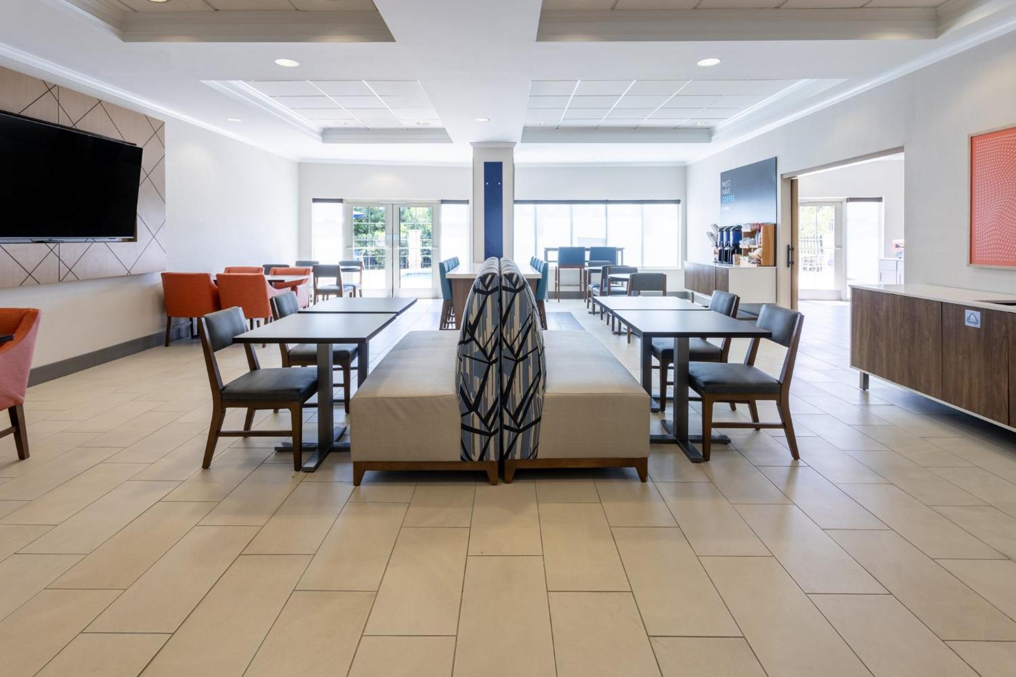 Holiday Inn Express & Suites Columbus At Northlake By Ihg Exteriér fotografie