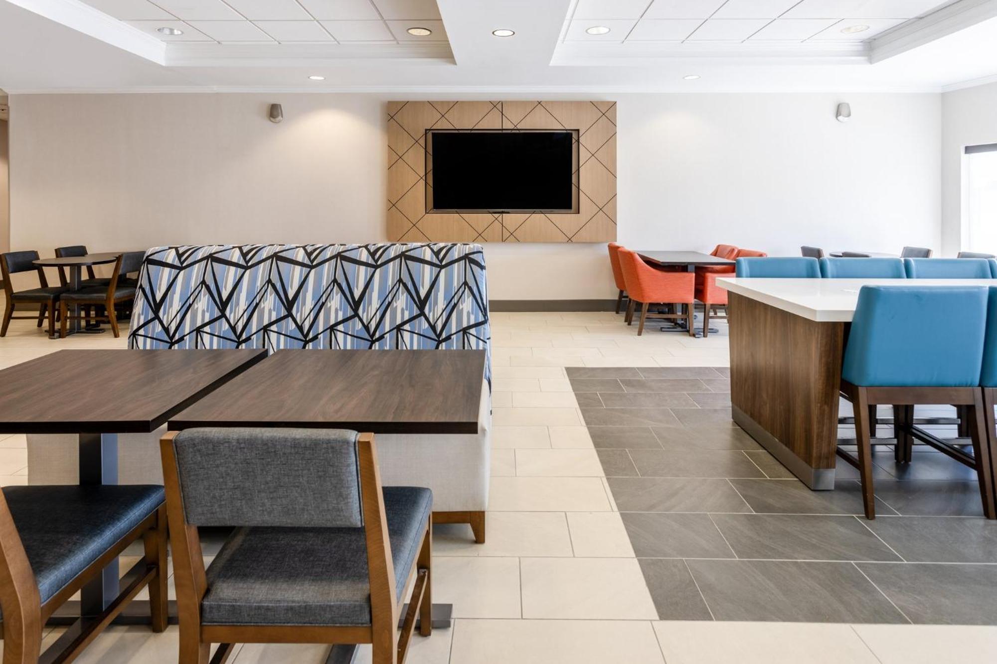 Holiday Inn Express & Suites Columbus At Northlake By Ihg Exteriér fotografie